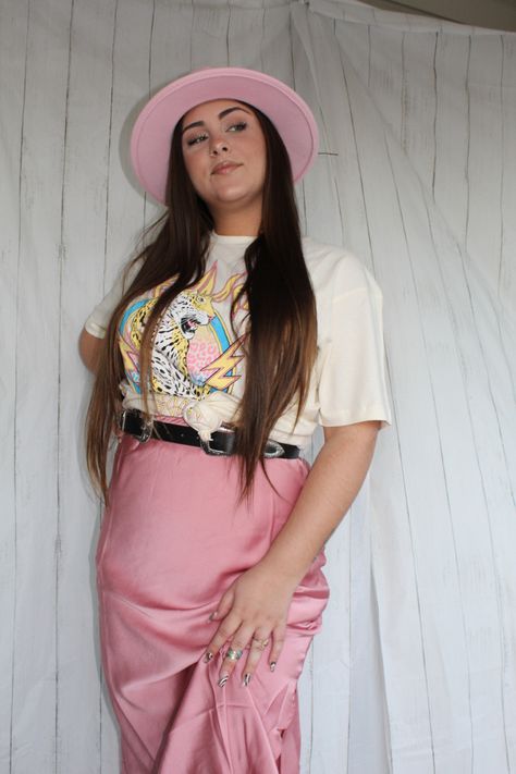 Pink Wide Brim Hat Outfit, Pink Fedora Outfit, Satin Skirt Western Outfit, Western Outfit Skirt, Pink Fedora Hat Outfit, Fedora Hat Outfit Spring, Pink Western Outfit, Outfit Sombrero, Pink Hat Outfit