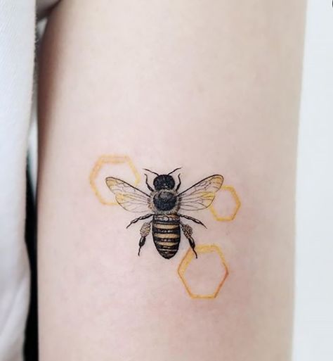 Bee Tattoo Ideas, Queen Bee Tattoo, Small Bee Tattoo, Tattoo Bunt, Honey Bee Tattoo, Honeycomb Tattoo, Bumble Bee Tattoo, Beautiful Dawn, Omerta Tattoo