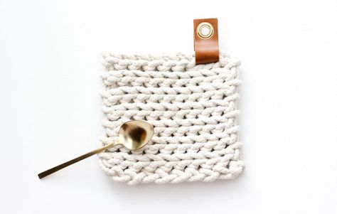 This free crochet trivet pattern uses rope clothesline to create a super modern, West-Elm-worthy DIY hostess gift. Crochet Trivet, Crochet Pot Holders Free Pattern, Crochet Potholder Patterns, Make And Do Crew, Modern Crochet Patterns, Potholder Patterns, Crochet Coaster Pattern, Crochet Coaster, Crochet Potholders