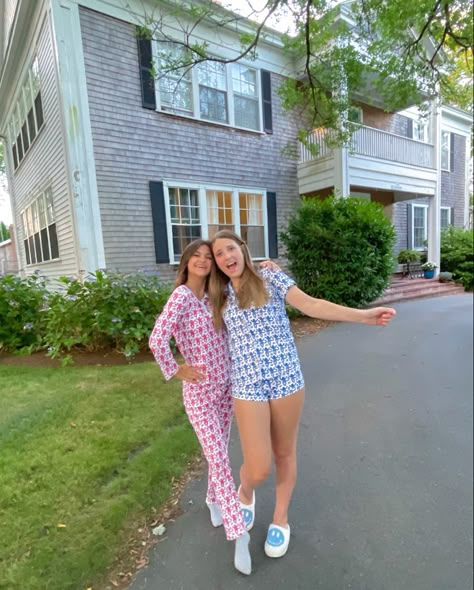 preppy summer photo cape martha’s vineyard inspo roller rabbit friend Cape Cod Preppy, Marthas Vineyard Summer Outfits, Greenwich Aesthetic, Roller Rabbit Aesthetic, Henley Core, Sc Outfits, Preppy Sleepover, Preppy Pjs, Preppy Family