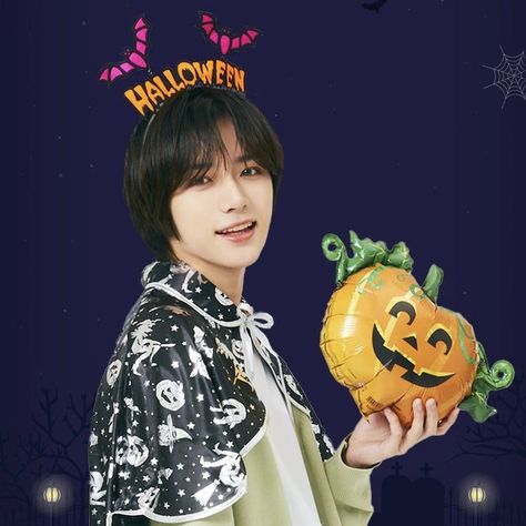 Txt Halloween, Beomgyu Happy, Kpop Halloween, Costume Fashion, Txt Beomgyu, Halloween Icons, Fan, Halloween