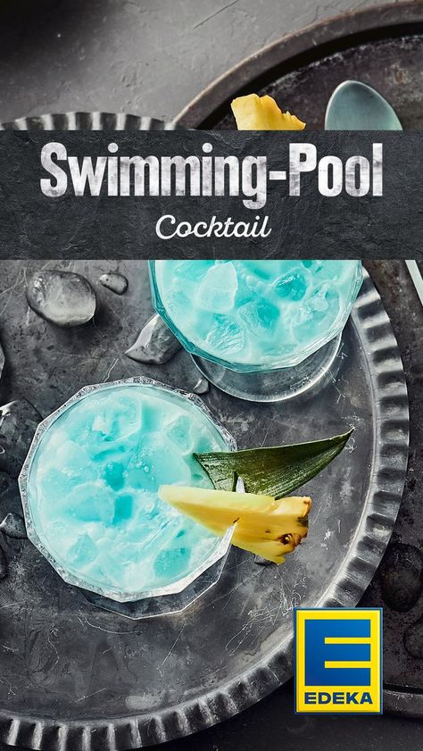 Auf der Basis von Vodka, Kokos und Sahne wird dieser Drink sahnig süß. Den Namen hat der Swimming-Pool-Cocktail von seiner hellblauen Färbung, die durch den Blue Curaçao kommt. #edeka #cocktail #kokos #party #rezept Curacao Cocktail, Swimming Pool Cocktail, Blue Hawaiian Cocktail, Creative Cocktails, Gin Cocktail, Creative Cocktail, Blue Curacao, Gin Cocktails, Classic Cocktails