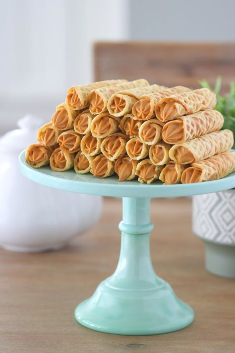 Trubochki With Dulce De Leche Filling Pizzelle Cookies, Pizzelle Recipe, Russian Desserts, Cookie Table, Cookies Pastry, Vanilla Whipped Cream, Whipped Cream Cheese, Pretty Cookies, Pastry Bag