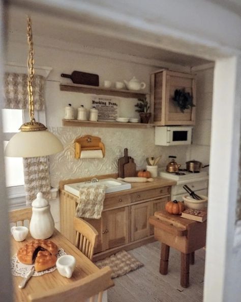 dollhouse • Instagram Colonial Dollhouse Interiors, English Cottage Dollhouse Interior, Dollhouse Interior Design, Dollhouse Room Ideas, Dollhouse Kitchen Ideas, Dollhouse Interior Ideas, Victorian Dollhouse Interior, Dollhouse Aesthetic, Fall Dollhouse