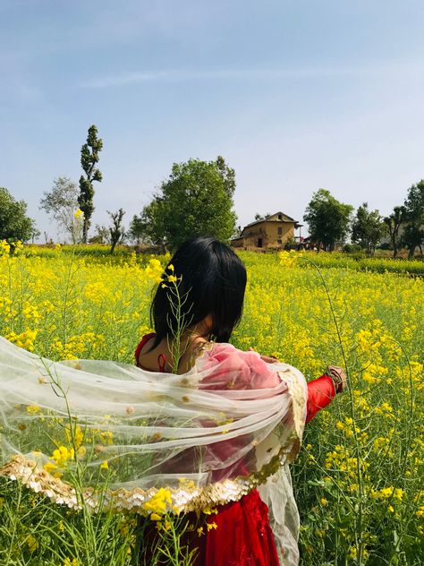 Village Photoshoot Ideas, Punjab Aesthetic Pics, Punjabi Girl Aesthetic, Real Love Couple Pic, Punjab Aesthetic, Farm Photoshoot Ideas, Desi Photography, Punjabi Aesthetic, Mustard Field