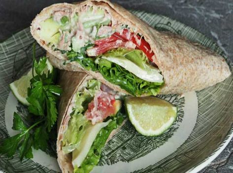 Wrap au thon et avocat ww, un savoureux wrap léger à base de ton et d'avocat facile et simple à réaliser pour un repas léger. Ww Wraps, Wrap Healthy, Healthy Wraps, Sandwich Wraps, Healthy Tacos, Burgers Sandwiches, Wrap Sandwiches, Fajitas, Tortillas