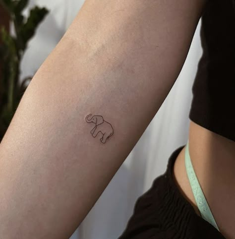 Elephant Collar Bone Tattoo, Small Minamlistic Tattoos, Mini Elephant Tattoo Simple, Cool Elephant Tattoo, Elephant Friendship Tattoo, Cute Elephant Tattoos For Women, Tattoo Ideas Thailand, Elephant Simple Tattoo, Small Elephant Tattoos For Women