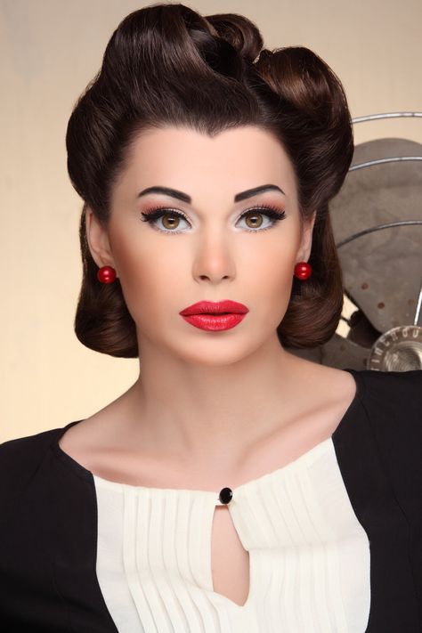 V.studio 1940s Wedding Hair Updo, 1940s Wedding Hair, Pinup Hairstyle, Cabelo Pin Up, Rockabilly Shoes, Retro Hairstyles Tutorial, Vintage Makeup Looks, Vintage Hairstyle, Vintage Updo