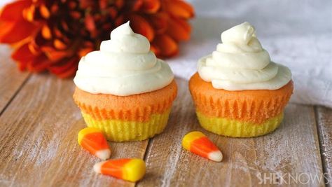 No candy corn was used in the making of these look-alike Halloween cupcakes Oatmeal Candy, Candy Corn Desserts, Heath Candy, Pecan Candy, Mounds Candy, Twix Candy, Candy Corn Recipe, Crush Cake, Corn Cupcakes