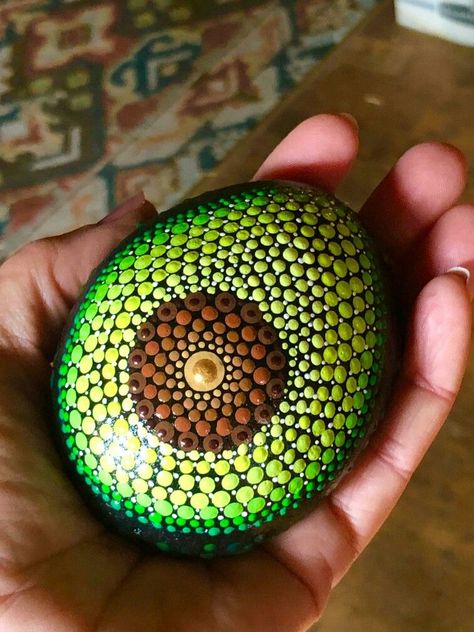 Rock Dotting Ideas, Dotted Rock Painting, Rock Painting Ideas Dots, Rock Painting Dots, Dot Rock Painting Ideas, Dot Art Ideas, Dot Painting Ideas, Mandela Rock Painting, Mandala Rock Painting