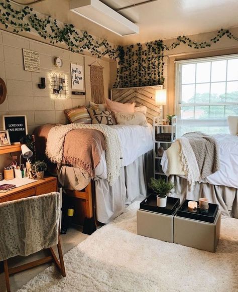 dorm rooms to copy Dormer Bedroom Ideas, Guy Bedroom, Rustic Dorm Room, Dormer Bedroom, Modern Dorm Room, College Bedroom Decor, Dorm Room Layouts, Cozy Dorm, College Dorm Room Inspiration