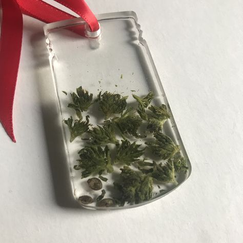 This piece will also be sent with a piece to use as a keychain!   These are real hemp buds and seeds.   Do you store your harvest in Mason Jars? Marajuana Leaf, Epoxy Tray, Resin Crafting, Epoxy Projects, Easy Crafts To Sell, Hemp Leaf, Diy Resin Projects, Pour Art, Clover Flower