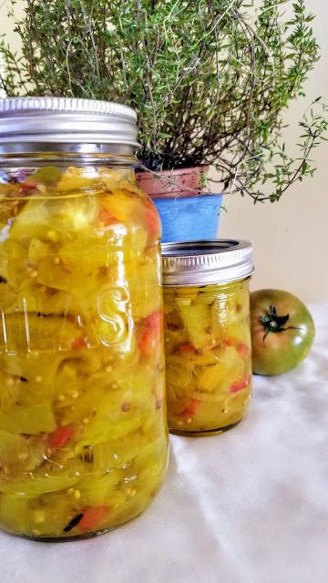 Hot and Cold Running Mom - Just my Stuff: Green Tomato Bread and Butter Pickles Green Tomato Chili, Tomato Pickle Recipe, Canning Green Tomatoes, Chili Verde Recipe, Bread N Butter Pickle Recipe, Homemade Dumplings Recipe, Recipe With Tomatoes, Green Tomato Relish, Tomato Chili