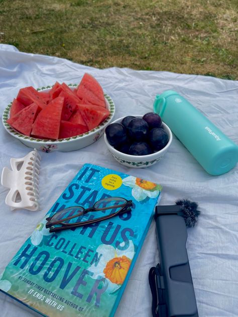 simple, minimalist picnic day for self care. Self date, book ideas, summer inspo, things to do by yourself. Self Love Picnic, Summer Alone Ideas, Summer Self Care Aesthetic, Solo Picnic Ideas, Summer Productivity, Productive Summer, Summer Activities Alone, Summer Ideas Alone, Summer At Home Aesthetic