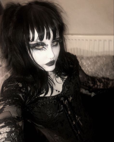 Goth People, Dark Gothic Fashion, Trad Goth Makeup, Traditional Goth, Goth Fits, Gothic Culture, Punk Style Outfits, Trad Goth, Goth Subculture