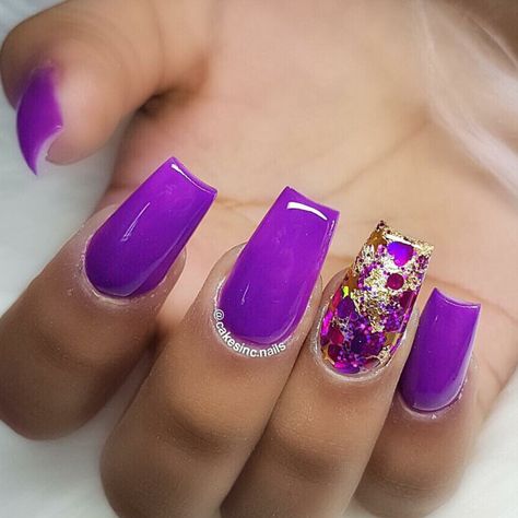 Neon Purple Nails. Gold Glitter Nails. Square Nails. Acrylic Nails. Summer Nails. Neon Purple Nails Design, Purple And Yellow Nails, Purple And Gold Nails, Neon Purple Nails, Carnival Nails, Ongles Gel Violet, Summer Nails Neon, Sweet Nails, Funky Hair