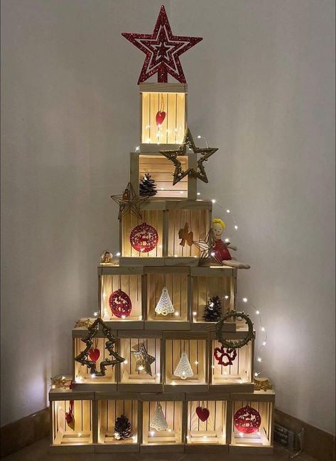 Christmas Stall Ideas, Crate Crafts, Decorating Ideas For Christmas, Christmas Booth, Christmas Tree Decorating Ideas, Purple Christmas Tree, Tree Decorating Ideas, Live Christmas Trees, Snowy Christmas Tree