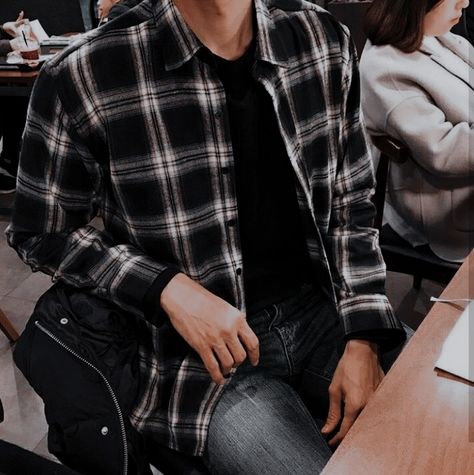 Dark Academia Outfits Men, Flannel Aesthetic, Dark Academia Outfits, Academia Outfits, Mens Trendy Outfits, Aesthetic Boy, Aesthetic People, Tomboy Fashion, Alternative Outfits