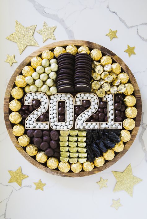 Celebration Candy Board Graduation Party Colors, Unique Graduation Party Ideas, Unique Party Decor, Oreo Cookies Dipped, Cookie Party Favors, New Year's Desserts, Candy Board, Graduation Candy, Gold Candy