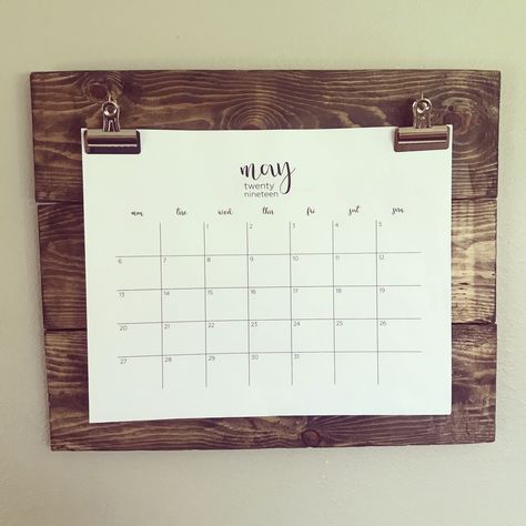 Home Made Calendar Ideas, Diy Wood Calendar, Diy Wall Calendar, Calendar Frame Ideas, Diy Calendar Holder, Kitchen Calendar Wall Farmhouse, Farmhouse Family Calendar, Circut Made Wall Calendar, Family Command Center Wall