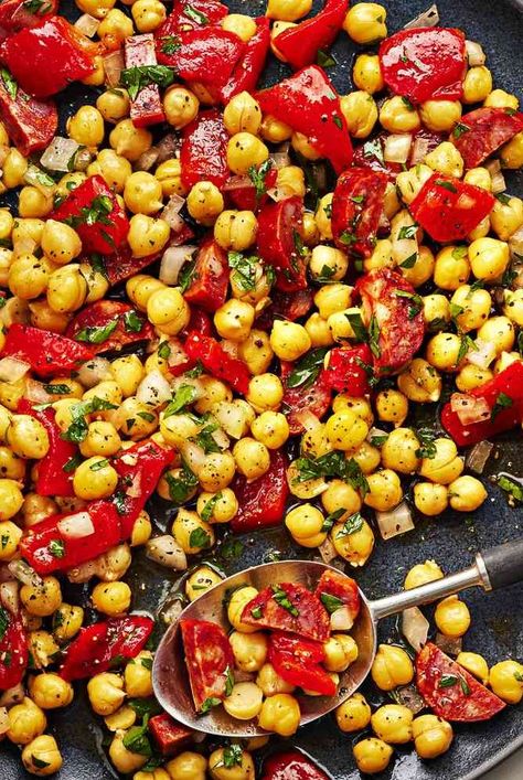 This quick chickpea salad recipe features Spanish chorizo, roasted red bell peppers, and an apple cider dressing for an easy lunch or potluck side dish. Apple Cider Dressing, Cider Dressing, Pineapple Vinegar, Chickpea Salad Recipe, Spanish Chorizo, Potluck Side Dishes, Mexican Chorizo, Bacon Potato Salad, Cooking Dried Beans