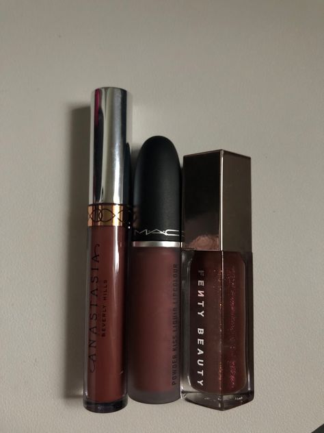 Brown Lip Gloss Aesthetic, Brown Lipgloss Aesthetic, Brown Lipstick Aesthetic, Brown Lippies, Brown Glossy Lips, Brown Makeup Products, Brown Red Lipstick, Nude Brown Lipstick, Brown Lipgloss