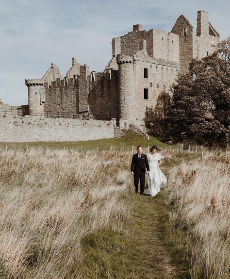 Live Out All Your Fairy Tale Dreams...These Are the Most Romantic Castles to Get Married At! - Green Wedding Shoes Victoria Bride, Castle Wedding Venues, Lyndhurst Mansion, Wedding Venues Scotland, Stirling Castle, Castle Wedding Venue, Fake Wedding, Castle Scotland, Scotland Wedding