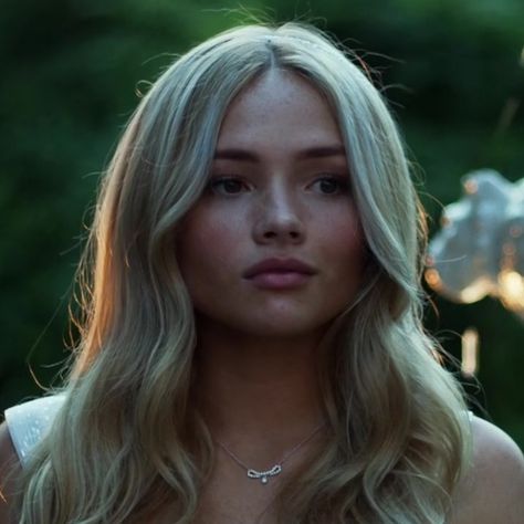 Natalie Alyn Lind Gotham, Silver St Cloud, Natalie Lind, Fleamont Potter, Female Book Characters, Natalie Alyn, Natalie Alyn Lind, Blonde Actresses, Girl Actors