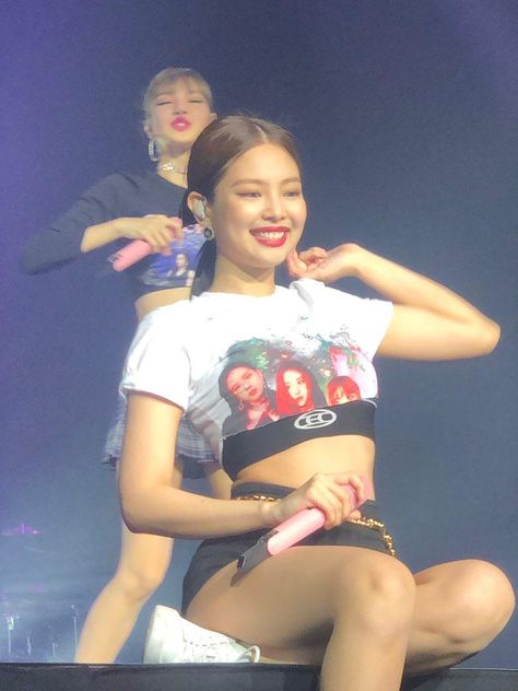 jennie pics on Twitter: "jennie kim and her red lips?? DANGEROUS… " Romeo Ve Juliet, Jennie Kim Blackpink, Jennie Lisa, Jennie Kim, Blackpink Photos, Black Pink Kpop, Blackpink Fashion, Stage Outfits, Blackpink Lisa