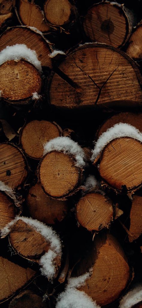 Snow Lockscreen Aesthetic, Country Christmas Aesthetic Wallpaper, Rustic Winter Wallpaper, Autumn Winter Wallpaper, Warm Winter Aesthetic Wallpaper, Moody Christmas Wallpaper, Cabin Wallpaper Iphone, Warm Winter Wallpaper, Spooky Winter Wallpaper