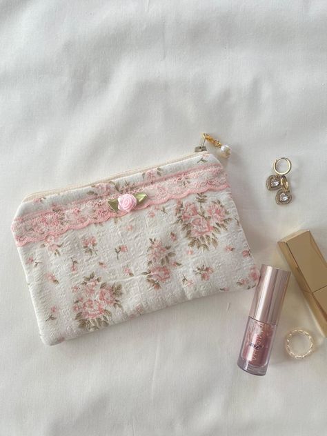 Coquette Coin Purse inside: cream cream zipper 🌸Size 15cm x 10cm (5.90'' x 3.93'') 🧸 Since the bag is handmade, there may be slight deviations in its dimensions. 🧼Washing Instructions: It can be hand washed. Please don't iron. 📦 Packaging: The products are shipped out within 5-7 working days. 🎁 Venom: If you are going to receive it as a gift, you can send me a message. Cute Coin Purse, Purse Cute, Cute Wallets, Purse Gift, Crochet Fashion Patterns, Pretty Bags, Cute Purses, Coin Purses, Purse Pouch