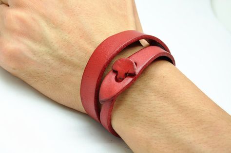 braceletcool Leather Bracelet Clasp Ideas, Leather Strap Bracelet, Red Leather Bracelet, Leather Accessories Handmade, Leather Jewelry Diy, Leather Scrap, Leather Jewels, Jewelry Editorial, Leather Jewellery