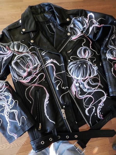 Painted Leather Jacket, Detail Couture, Painted Clothes Diy, Denim Art, Painted Jacket, Diy Jacket, Painted Jeans, Painted Denim, Painted Clothes