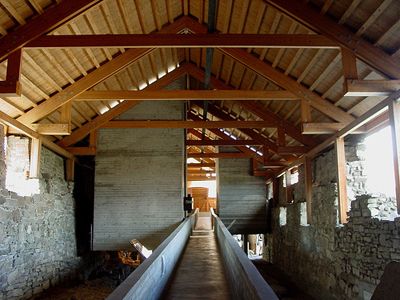 Hedmarksmuseet in Hamar, Norway by Sverre Fehn, 1973 Concept: A “Suspended museum” allowing the observation of a dig in process. Ruins: Romanesque & Gothic as early as 1500 A.D. Greek Parthenon, Greek Buildings, Sverre Fehn, Building Foundation, Scandinavian Architecture, Peter Zumthor, Architecture Books, Site Visit, City Landscape