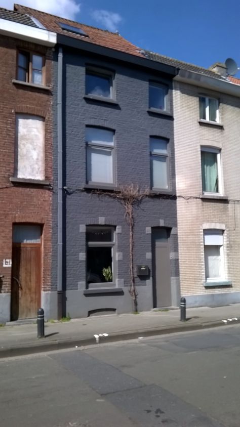 Dark grey facade Front Path, Gray House Exterior, Uk House, Shotgun House, Grey Houses, Exterior Color Schemes, Building Exterior, Grey Walls, Exterior Colors