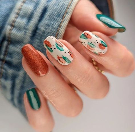 Essie Between The Seats, Nail Fashion Trends, Red Holographic, Trendy Nail Designs, Teal Nails, Instagram Autumn, Makeup Clothes, Trendy Nail, Total Eclipse