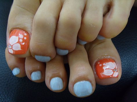 k this person seriously has massive second toenails...but i'm in love with the color combo! Orange Toe Nails, Beach Toe Nails, Blue Toes, Nail Art Pictures, Nail Envy, Toe Nail Designs, Toe Nail Art, Pedicures, Nail Art Hacks