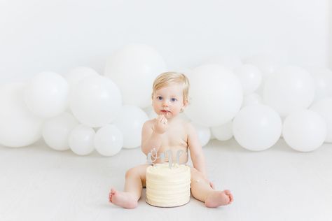 All white cake smash photoshoot complete with white balloon garland | CB Studio White Balloon Cake Smash, Balloon Arch Cake Smash, White Cake Smash Photoshoot, All White Cake Smash Photoshoot, White First Birthday Photoshoot, Smash Cake Studio Session, Balloon Garland Cake Smash, Neutral 1st Birthday Photoshoot, Simple White Smash Cake