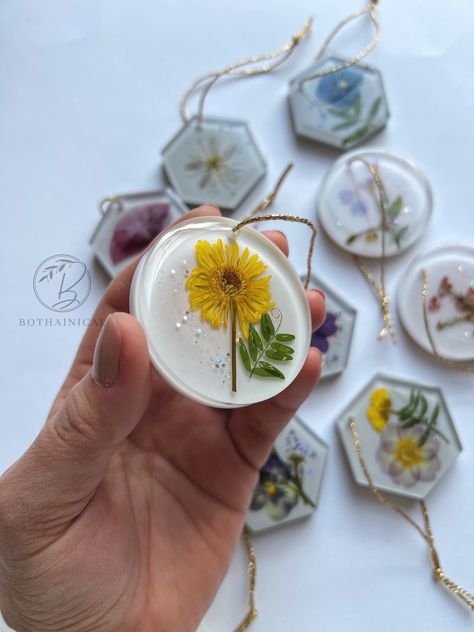 Resin Ornaments, Flowers Dried, Handmade Christmas Tree, Diy Resin, Resin Diy, Flower Pictures, Xmas Decorations, Christmas Cheer, Pressed Flowers