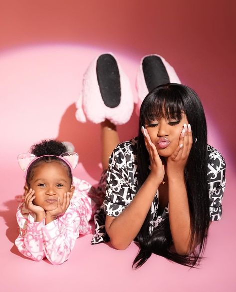 God Mother And God Daughter Photoshoot, Mommy And Daughter Birthday Photoshoot, Mother Daughter Valentines Day Pictures, Mommy Daughter Photoshoot, Mommy Daughter Photos, Daughter Photoshoot, Mother Daughter Photoshoot, Cute Pregnancy Pictures, Mommy And Me Photo Shoot