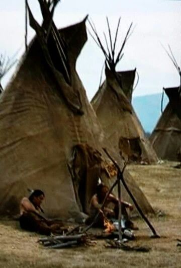 Camp fire Native American Teepee, Tenda Camping, American Indian History, Native American Paintings, Native American Warrior, Native American Images, Native American Men, Indian Pictures, Native American Pictures