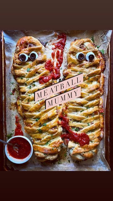 Meatball Mummies, Halloween Meatballs, Using Puff Pastry, Mummy Pizza, Creepy Food, Hors Doeuvres, Meatball Pizza, Stuffed Bread, Meatball Sandwich