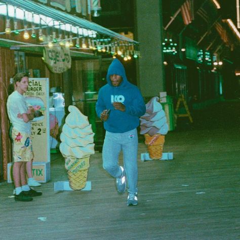 See Reverse For Care 🥂 on Instagram: “Mike Tyson running on the Atlantic City Boardwalk 🥊 (1988)” Mike Tyson Training, Atlantic City Boardwalk, Boxing Images, Atlantic City Nj, Retro Gym, School Boxes, Boxing Posters, Belt Holder, Ayat Quran