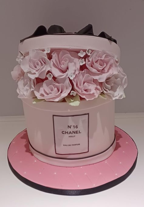 Fun Cake Ideas, 16th Birthday Cake Ideas, 50th Birthday Cake Images, Hat Box Cake, Chanel Birthday Cake, Sweet 16 Cupcakes, Sonic Birthday Cake, Chanel Birthday Party, 16th Birthday Cake