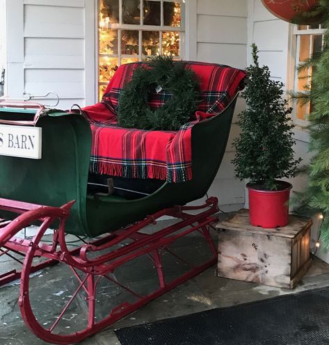 Sleigh Pictures Christmas, Santa Sleigh Photoshoot, Christmas Sleigh Photoshoot, Sleigh Photoshoot, Outdoor Christmas Scenes, Christmas Sleighs, Christmas Sleigh Decorations, Christmas Toy Shop, Photo Backdrop Christmas