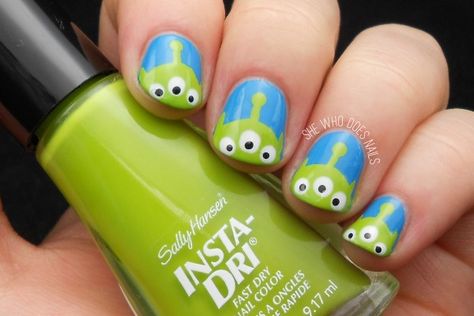 Toy Story Alien Nails Toy Story Alien Makeup, Pixar Nails, Alien Make-up, Toy Story Nails, Alien Nails, Frozen Nails, Mini Masterpieces, Alien Makeup, Cartoon Nails