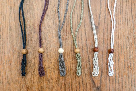 Here are the best hemp necklace patterns that are very easy to make. Click here to know more about the designs and make them at home. Macrame Necklace Pattern, Crystal Pouch Necklace, Hemp Macrame, Crystal Pouch, Pouch Necklace, Raw Stone Necklace, Crystal Holder, Hemp Necklace, Necklace Patterns