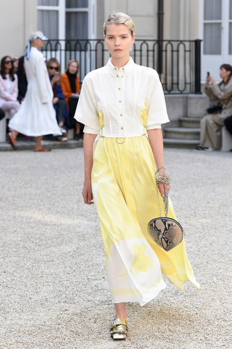 Cédric Charlier Spring 2019 Ready-to-Wear Collection - Vogue Yellow Shirt Outfit, Women's Runway Fashion, Cedric Charlier, Casual Hijab, Moda Paris, Indian Designer Outfits, Vogue Runway, Yellow Fashion, Couture Fashion