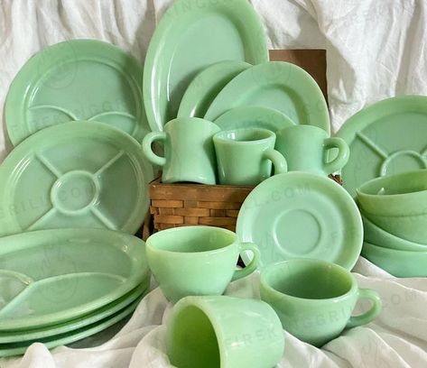 Jadeite Kitchen, Jadeite Dishes, Green Dishes, Fire King Dishes, Shaker Home, Vintage Dishes Antiques, Retro Dishes, Vintage Dishware, Vintage Mason Jars