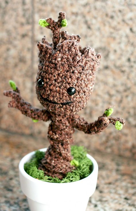 Crochet Geek, Crochet Simple, Baby Groot, Yarn Projects, Crochet Dolls, Guardians Of The Galaxy, Crochet Animals, Yarn Crafts, The Galaxy